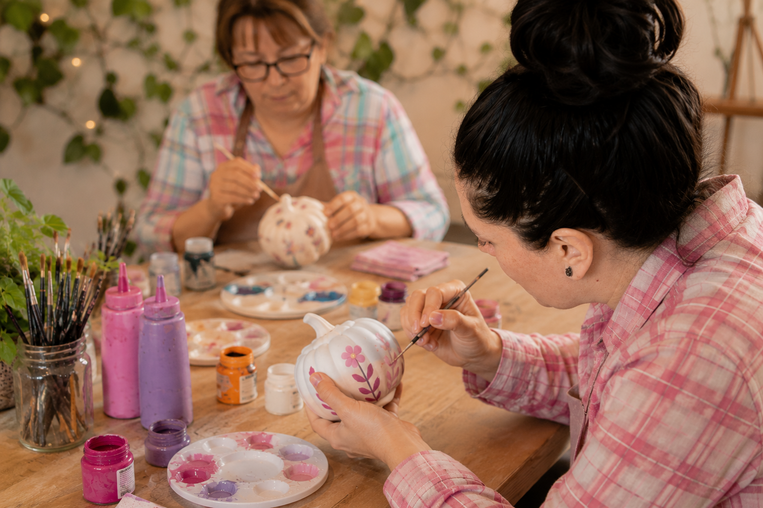 Taller creativo pintando piezas de yeso